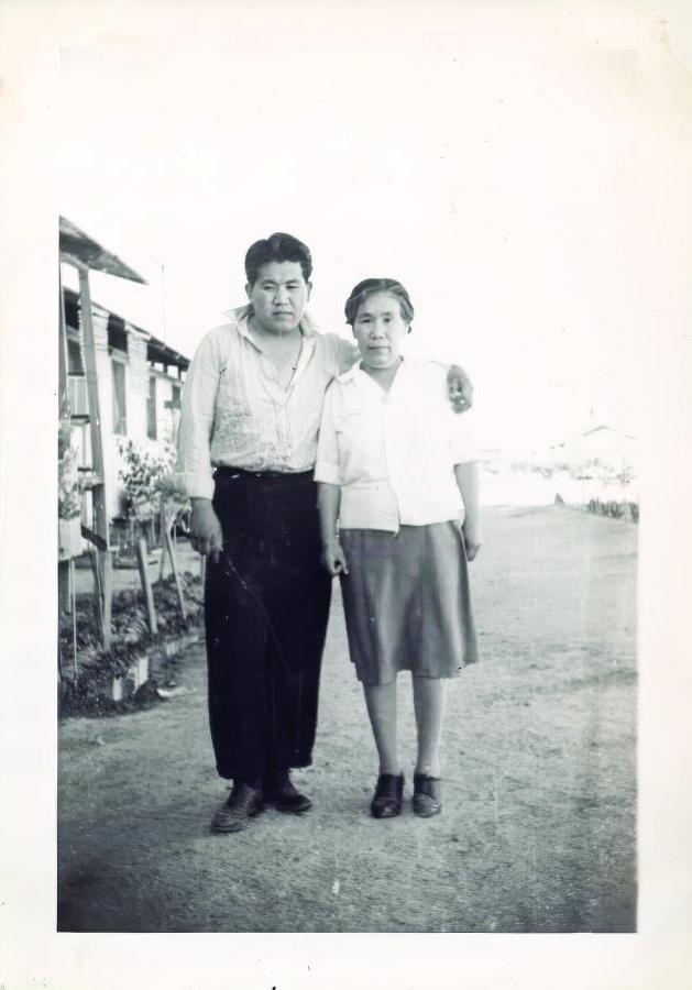 保罗的父亲(乔饰)和祖母在亚利桑那州吉拉河营地的营房前.